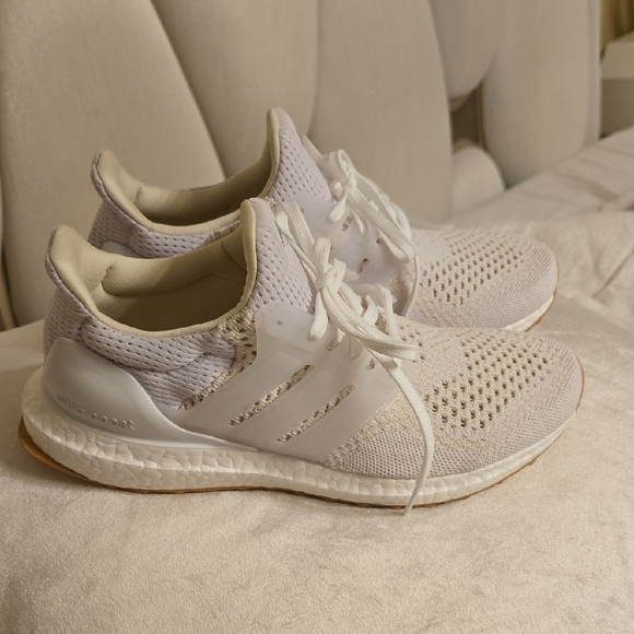 Adidas Women's White Sneakers NWOT - Picture 3 of 11